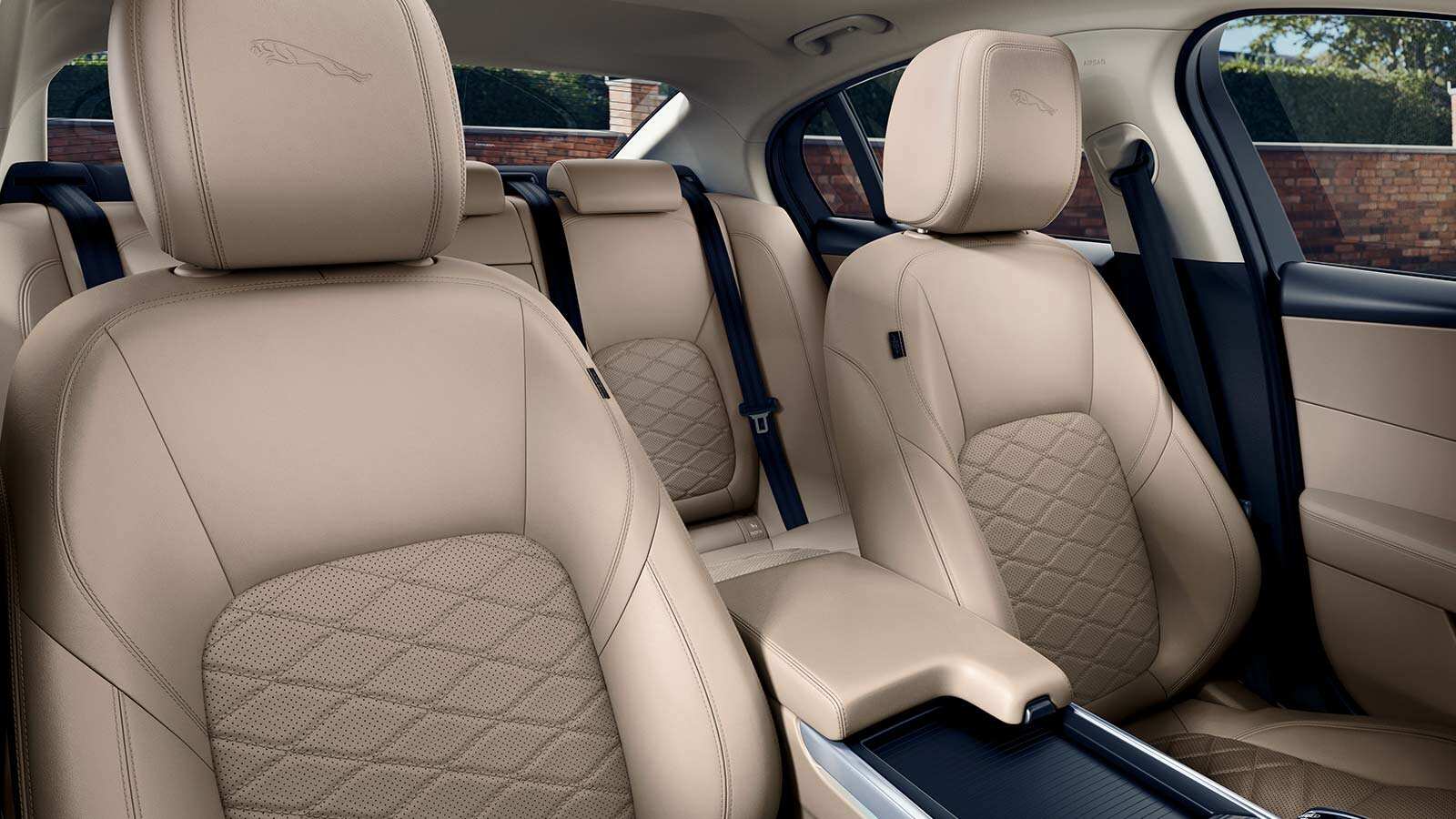 Interior de un Jaguar con los asientos tapizados.